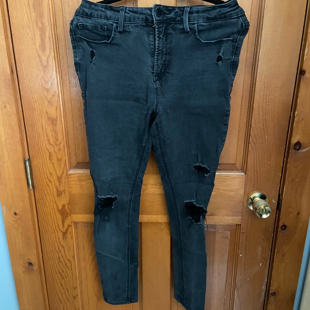 Distressed black skinny Jean.